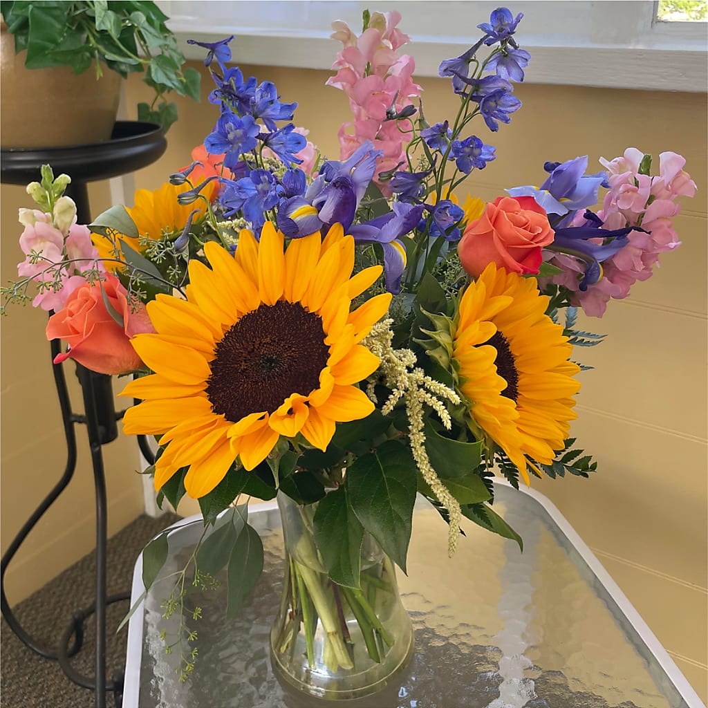 Rays of Life Bouquet – MC INERNEY'S FLOWER SHOP & GREENHOUSE, Middletown CT